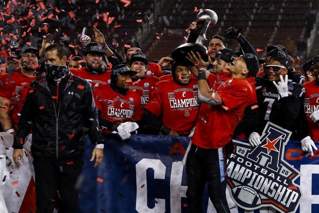 Cincinnati quarterback Desmond Ridder holds the trophy following the American Athletic Conference championship NCAA college football game against Tulsa, Saturday, Dec. 19, 2020, in Cincinnati. Cincinnati won 27-24. (AP Photo/Aaron Doster) |