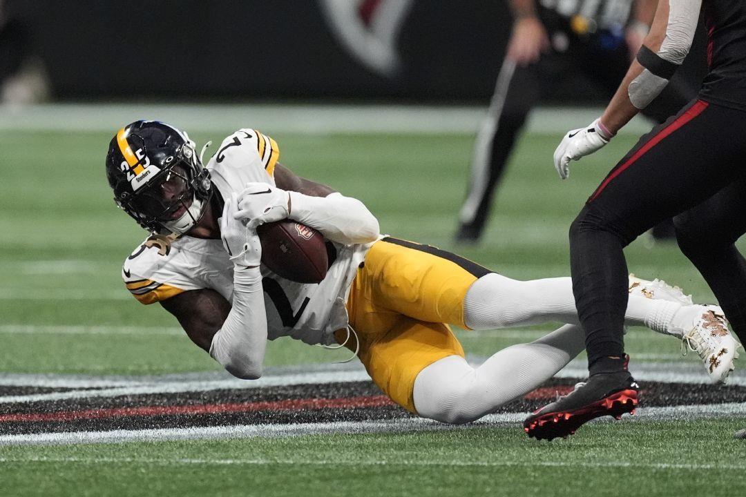 Pittsburgh Steelers safety DeShon Elliott intercepts a pass during the  first half of an NFL football game against the Atlanta Falcons on Sunday,  Sept. 8, 2024, in Atlanta. (AP Photo/John Bazemore) |