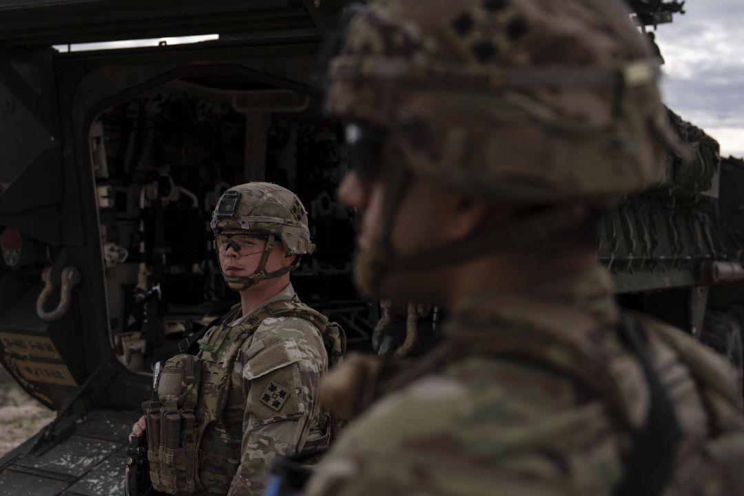 ミリタリー Walking U.S Army Sergeant U.S Army Sgt. Brenden Richards monitors the area while